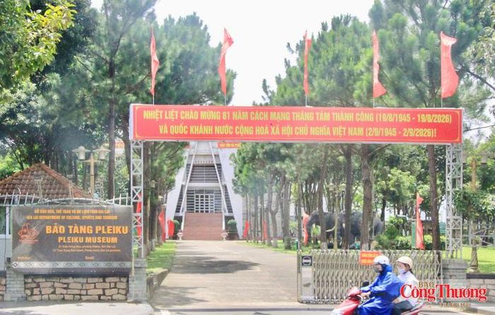 Không khí hướng về ngày Quốc khánh 2/9 hiện diện rõ nét trong từng góc phố Pleiku.
