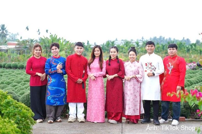 Bà Trần Thị Tân, Giám đốc Trách nhiệm xã hội và Quan hệ đối tác chiến lược, TikTok Shop (thứ tư từ trái sang) chụp ảnh cùng các nhà sáng tạo nội dung tại Chợ Lách