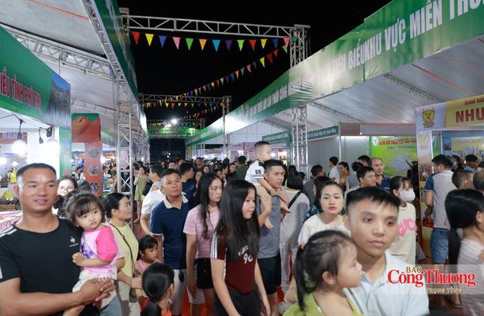 Trung bình mỗi ngày, hội chợ đón khoảng 8.000 lượt du khách và người dân.