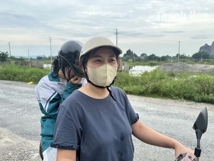 Chị Trần Thị Hiền ở phường Đông Quang cho biết: Đường xá xuống cấp, đi lại khó khăn, trong khi đường đông người qua lại, nguy cơ xảy ra tai nạn giao thông lớn, mong chính quyền địa phương quan tâm sửa chữa đường.