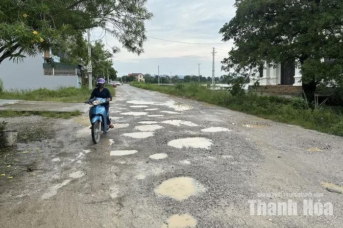 “Ổ gà” khắp mặt đường như những ''chiếc bẫy'' đối với người tham gia giao thông nhất là vào những ngày mưa hay đêm tối.
