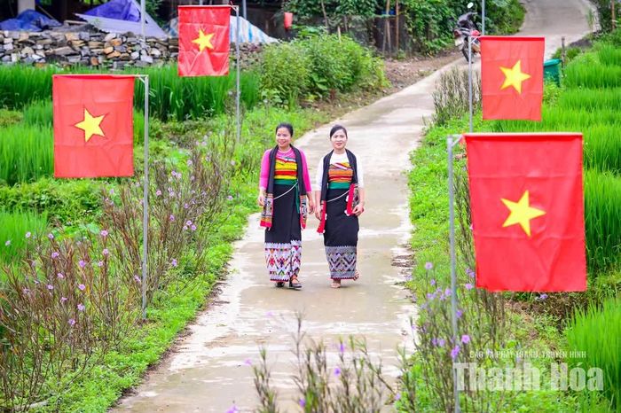 Nhiều du khách chia sẻ, con đường cờ đỏ sao vàng không chỉ là một điểm check-in đẹp, mà còn giúp cảm nhận gần hơn vẻ đẹp và niềm tự hào dân tộc ở bản làng nơi vùng cao Nam Xuân.