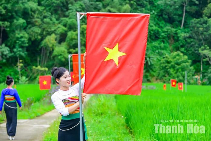 Sắc đỏ cờ Tổ quốc tung bay, cùng sắc màu trang phục dân tộc Thái, màu xanh núi rừng, ruộng bậc thang và những nếp nhà truyền thống, tạo nên một vùng đất giàu sức sống và yên bình.
