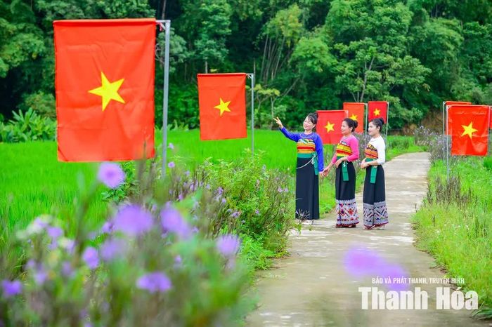 Bà Phạm Thị Tuyết ở bản Bút, xã Nam Xuân cho biết, vào các dịp lễ lớn của đất nước, chính quyền xã đều tổ chức cắm cờ Tổ quốc ở những cung đường của bản làng.