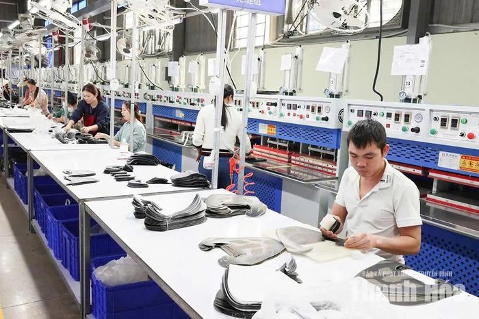 Công ty TNHH Giày LongYi Việt Nam đóng trên địa bàn xã Sao Vàng tạo việc làm cho nhiều lao động.