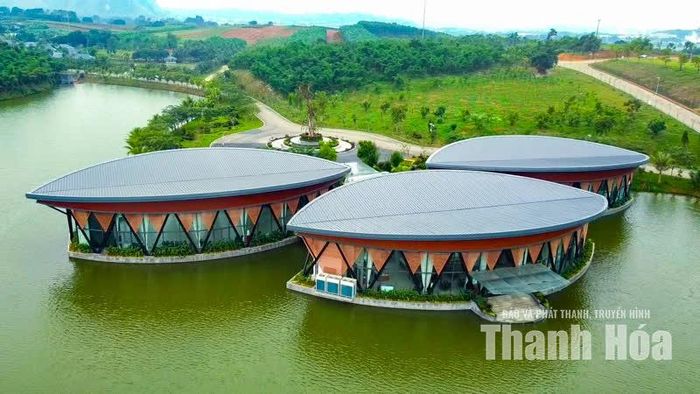 Trên nền cảnh quan ấy, Lamori Resort & Spa được hình thành theo hướng tôn trọng tối đa địa hình tự nhiên.
