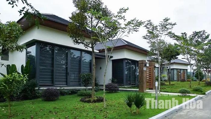 Hàng nghìn cây xanh cùng những bãi cỏ rộng được bố trí trong khuôn viên, tạo nên những khoảng không thoáng đãng, trong lành. Thay vì phủ kín cảnh quan bằng các công trình, khu nghỉ dưỡng dành nhiều diện tích cho cây cối và không gian mở.