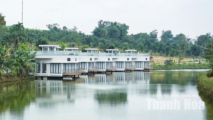 Những bungalow, villa được bố trí dựa lưng vào sườn đồi, trải dài theo ven hồ, thay vì tạo cảm giác một công trình tách biệt với cảnh quan.