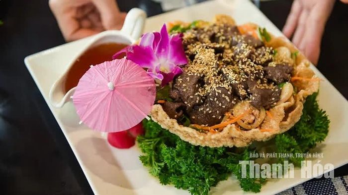 Đến với khu nghỉ dưỡng, du khách sẽ được thưởng thức những món ăn đặc trưng của Thanh Hóa. Bên cạnh ẩm thực địa phương, thực đơn tại đây còn có các món ăn quốc tế, đáp ứng nhiều nhu cầu trải nghiệm khác nhau.