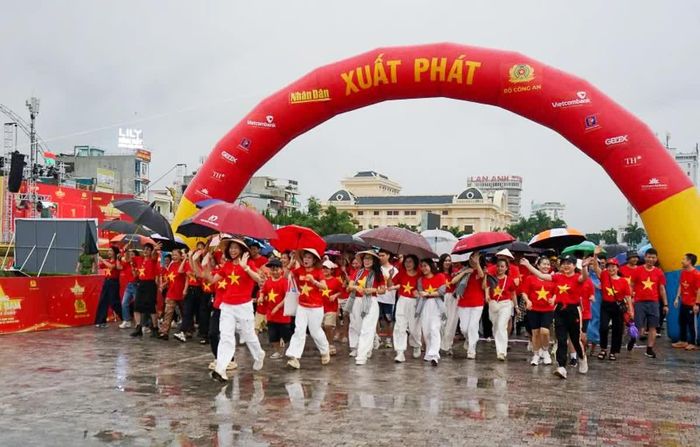 Hàng nghìn cán bộ, người dân và học sinh tại Thanh Hóa hưởng ứng chương trình năm 2025. Ảnh: Quách Du