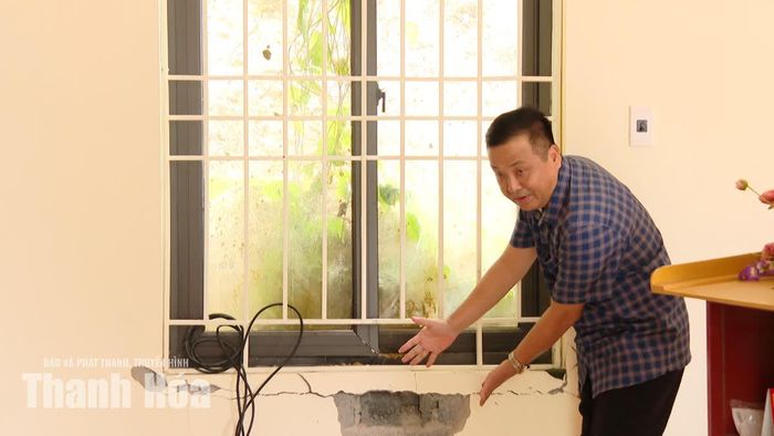 Sạt lở gây hư hại công trình.