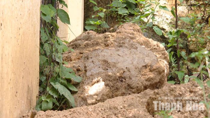 Đá lớn sạt xuống công trình nhà hiệu bộ.