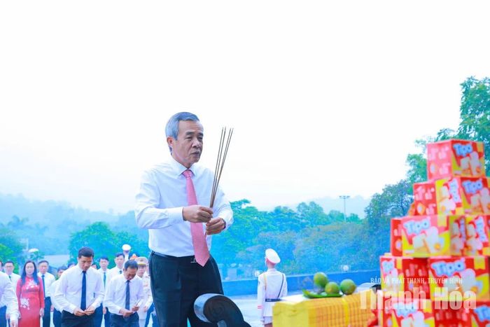 Bí thư Tỉnh ủy Lê Đức Thái dẫn đầu Đoàn đại biểu dâng hương tại Tượng đài Thanh niên xung phong chiến thắng.