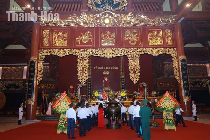Các thành viên trong đoàn dâng hương lên các Bà mẹ Việt Nam Anh hùng và Anh hùng liệt sĩ.