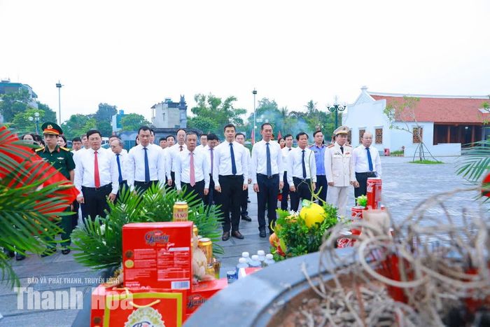 Đoàn Đại biểu dâng hoa, dâng hương tại Khu tưởng niệm các giáo viên và học sinh đã hy sinh tại công trường đê Nam sông Mã.
