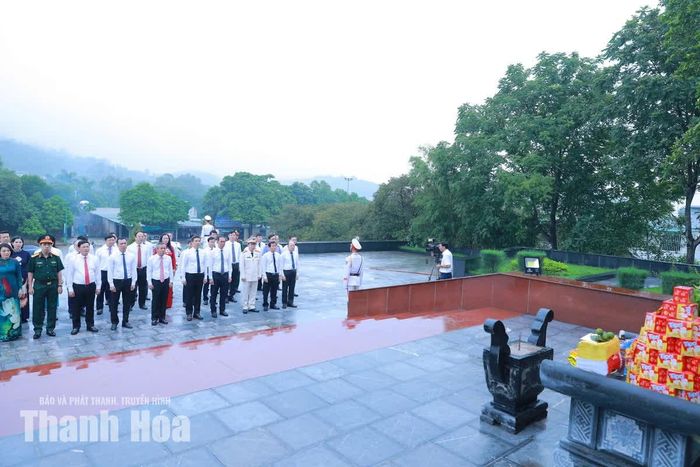 Đoàn đại biểu dâng hoa, dâng hương tại Tượng đài Thanh niên xung phong chiến thắng.