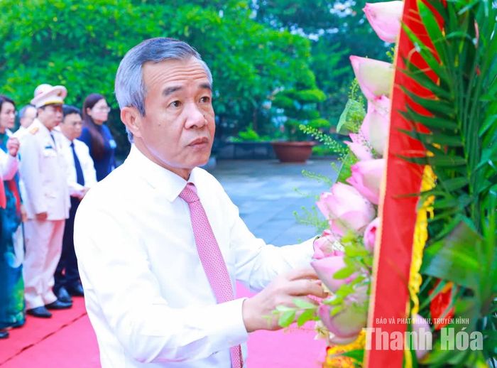 Bí thư Tỉnh ủy Lê Đức Thái chỉnh trang vòng hoa trước khi dâng lên Chủ tịch Hồ Chí Minh.