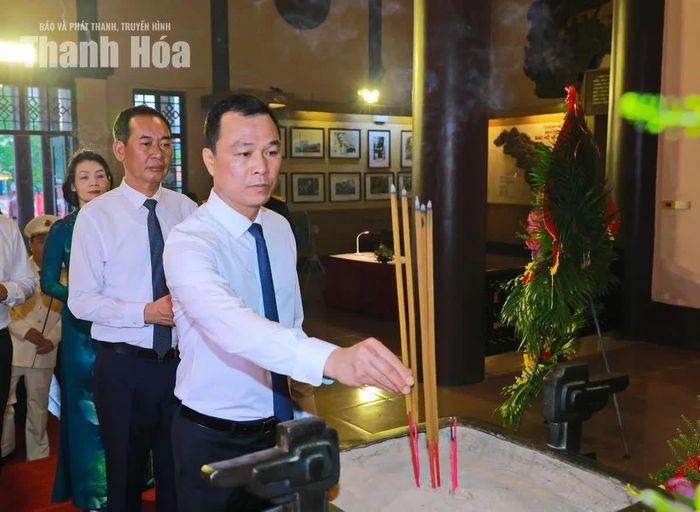 Chủ tịch UBND tỉnh Tô Anh Dũng dâng hương tưởng niệm Chủ tịch Hồ Chí Minh.