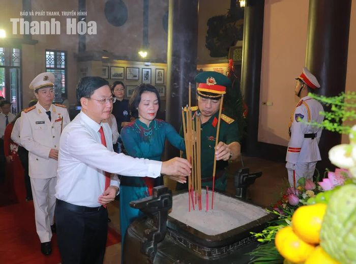 Các đồng chí lãnh đạo tỉnh dâng hương tưởng niệm Chủ tịch Hồ Chí Minh.