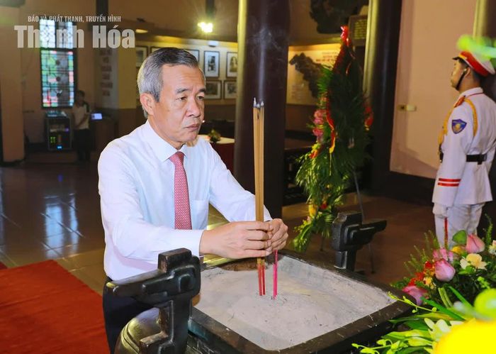 Bí thư Tỉnh ủy Lê Đức Thái dâng hương tưởng niệm Chủ tịch Hồ Chí Minh.