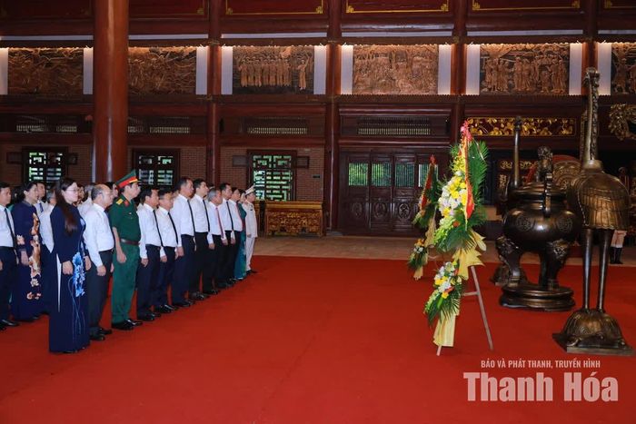 Đoàn đại biểu Tỉnh ủy, HĐND, UBND, Ủy ban MTTQ tỉnh dâng hoa, dâng hương tại Đền thờ các Bà mẹ Việt Nam Anh hùng và Anh hùng liệt sĩ.