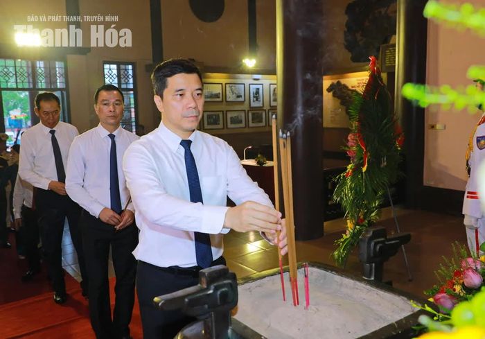 Phó Bí thư Thường trực Tỉnh ủy Nguyễn Hồng Phong dâng hương tưởng niệm Chủ tịch Hồ Chí Minh.