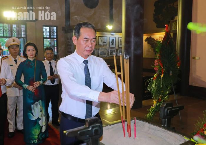 Phó Bí thư Tỉnh ủy Trịnh Tuấn Sinh dâng hương tưởng niệm Chủ tịch Hồ Chí Minh.
