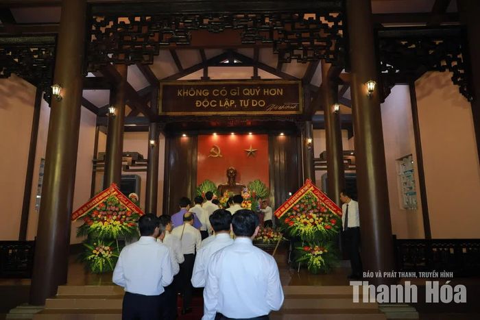 Các đại biểu dâng hương Chủ tịch Hồ Chí Minh.