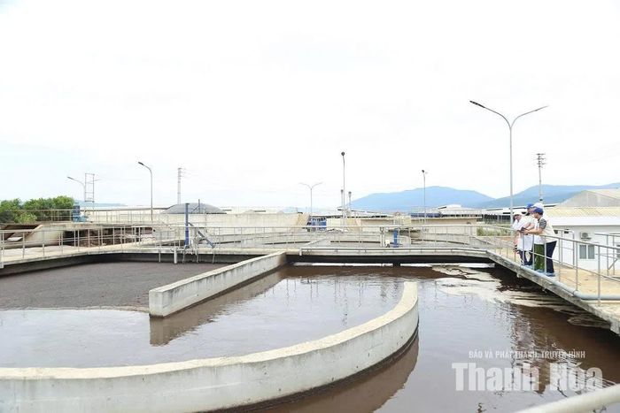 Đoàn kiểm tra của Sở NN&MT kiểm tra công tác vận hành khu xử lý nước thải của Công ty TNHH HTV Ứng dụng công nghệ cao nông nghiệp và thực phẩm sữa Yên Mỹ, xã Công Chính.