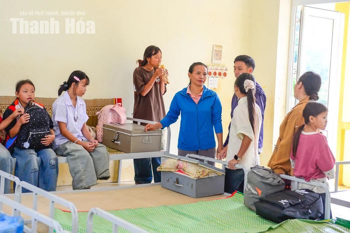 Được biết, do điều kiện gia đình, một số học sinh chưa thể có mặt đúng ngày tựu trường. Có em có bố mẹ đi làm ăn xa, có em ở những bản cách trường hàng chục cây số. Vì vậy, sau ngày tựu trường, giáo viên tiếp tục rà soát sĩ số, liên hệ gia đình và phối hợp với trưởng bản để vận động học sinh trở lại trường đúng dịp khai giảng.