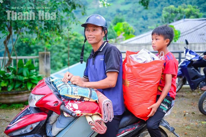 Anh Thào A Pùa ở bản Xa Lao đưa con trai đến trường từ rất sớm. Trước lúc con bước vào lớp, anh dặn dò con: “Bố mẹ chỉ mong con học lấy cái chữ để sau này có nghề nghiệp, cuộc sống đỡ vất vả hơn”. Đằng sau lời dặn giản dị ấy là kỳ vọng của nhiều gia đình vùng biên gửi gắm vào con chữ để thoát nghèo.