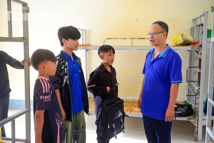 “Các em đến trường không chỉ mang theo sách vở mà còn mang theo hy vọng của gia đình. Vì vậy, thầy cô mong các em chăm chỉ học tập để những ước mơ có thể đi xa hơn”, thầy Hoàng Xuân Chính, giáo viên chủ nhiệm lớp 8B chia sẻ.