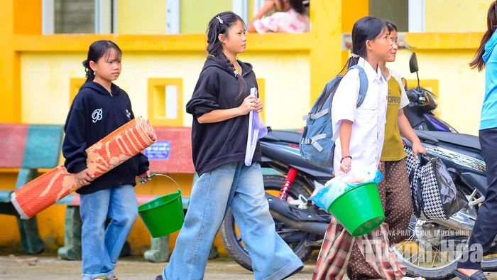 Giữa đại ngàn miền Tây xứ Thanh, một năm học mới bắt đầu với những chiếc ba lô nhỏ nhưng mang theo kỳ vọng lớn.