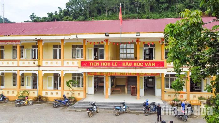 Trường Phổ thông Dân tộc bán trú THCS Trung Lý có 569 học sinh, trong đó học sinh người Mông chiếm 80%, số còn lại người Thái, Mường và Kinh. Từ những bản làng cách xa trường, các em về đây học tập, ăn ở tập trung và làm quen với cuộc sống tự lập trong môi trường bán trú.