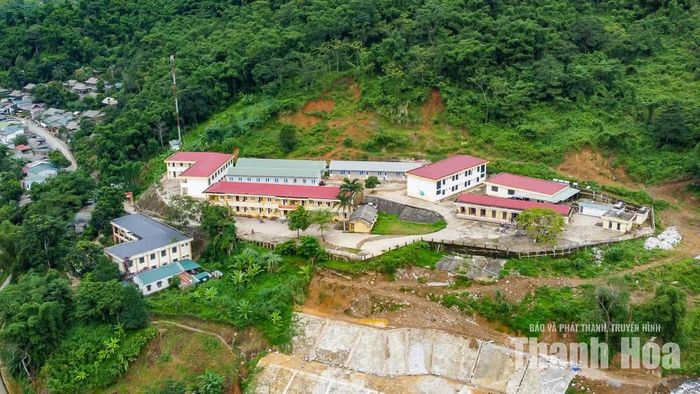 Từ ngày 26/8 đến 4/9, giáo viên nhà trường tập trung ổn định chỗ ở, hướng dẫn học sinh thực hiện nền nếp và chuẩn bị cho năm học mới; đồng thời rà soát lại sĩ số học sinh các lớp.