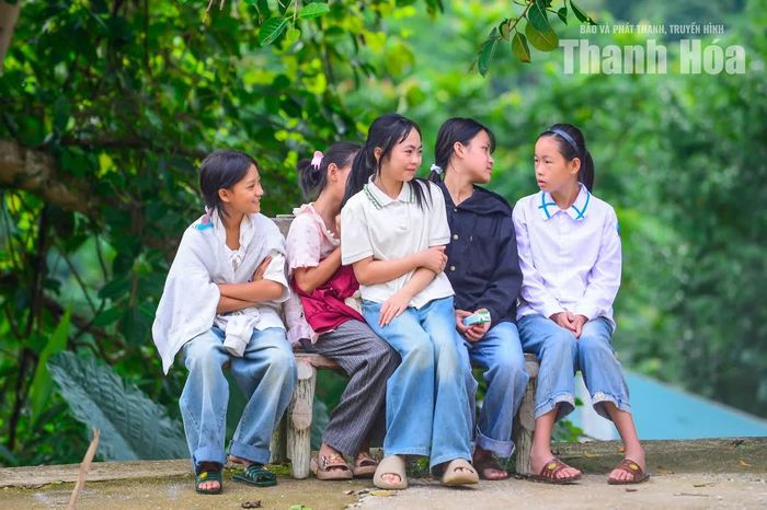 Trong sân trường, những ánh mắt, nụ cười nhanh chóng xóa đi khoảng cách của 3 tháng nghỉ hè.