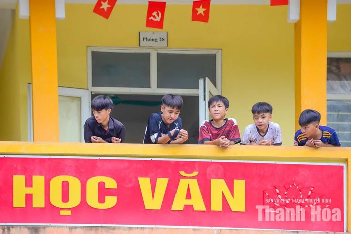 Một năm học mới bắt đầu bằng những câu chuyện rất đỗi hồn nhiên của tuổi học trò hỏi nhau về chuyện bố mẹ lên nương làm rẫy, các bạn ở nhà chăm em...