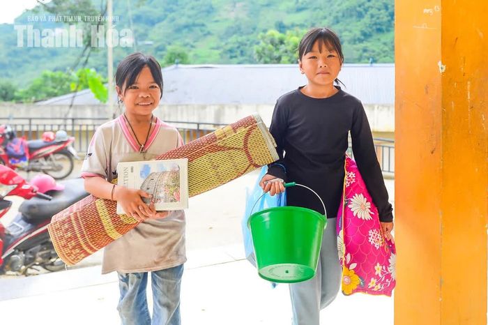 Ngày tựu trường, có những đôi chân trẻ vẫn còn lấm lem dấu đất, nhưng ngập tràn niềm vui.