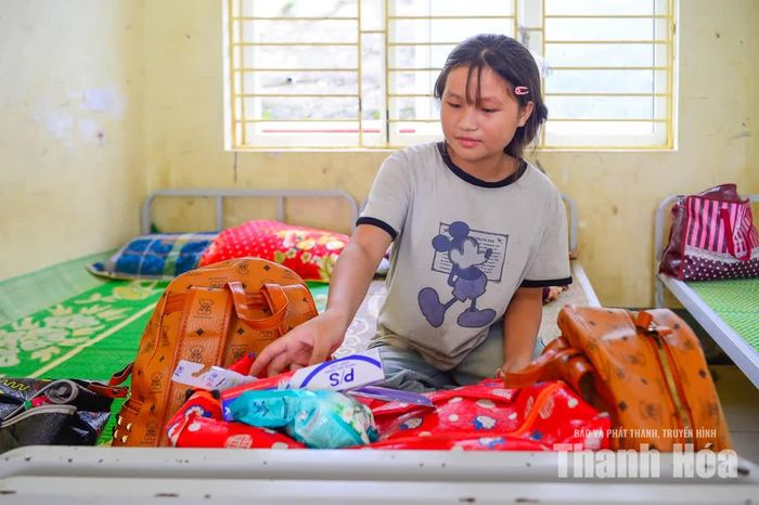 Tại khu bán trú, em Thào Thị Chi học sinh lớp 8 xếp lại quần áo, chăn chiếu và những vật dụng cá nhân như sắp xếp lại “ngôi nhà” của chính mình với mong ước một năm học mới có nhiều niềm vui.
