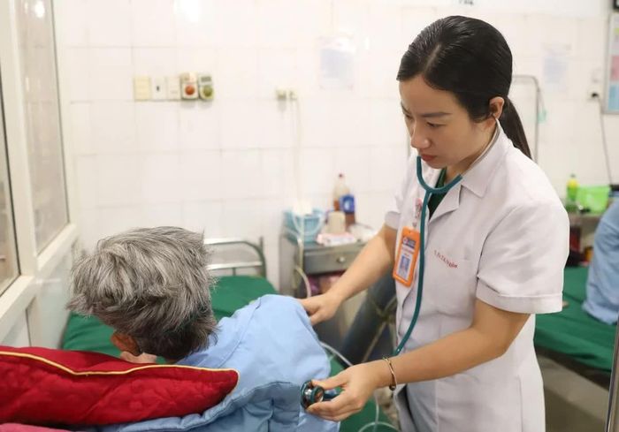 Bác sĩ Bệnh viện Đa khoa Bá Thước thăm khám cho bệnh nhân.