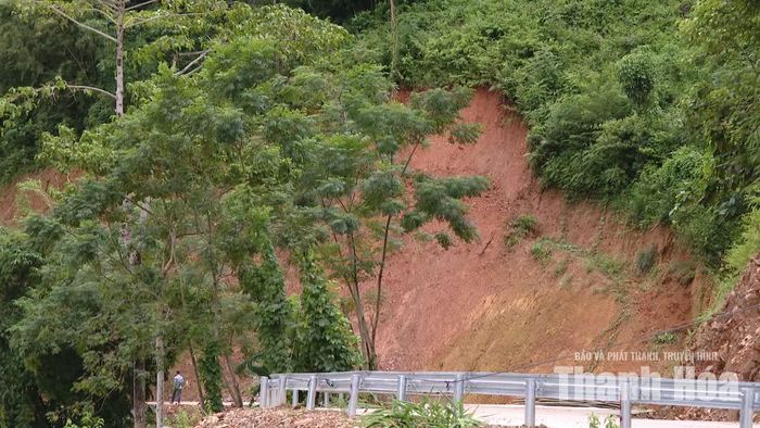 Điểm sạt lở taluy dương thuộc bản Trung Xuân, xã Trung Hạ nằm dọc sông Lò.