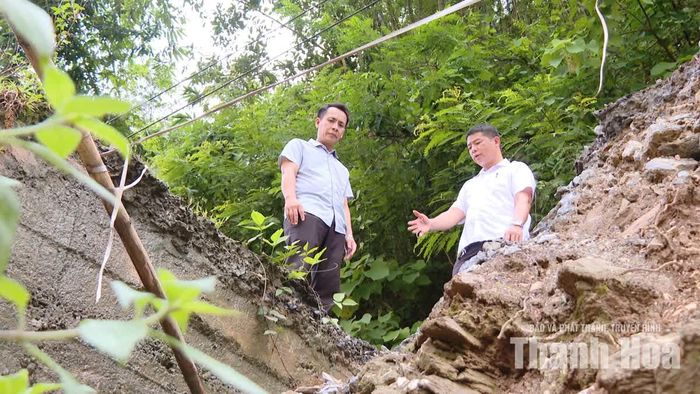 Một điểm sạt lở taluy âm dọc sông Lò ăn lồng vào đường giao thông.