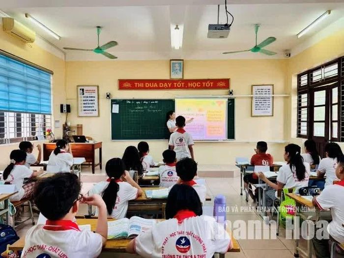 Cô trò Trường Tiểu học, THCS và THPT Đông Bắc Ga trong giờ học. Ảnh: LH