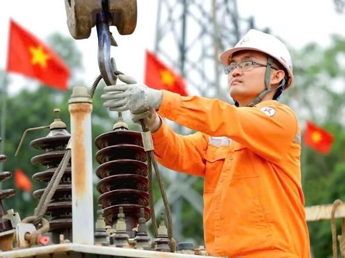 Công ty Điện lực Thanh Hóa tiến hành điều chuyển, thay thế máy biến áp góp phần nâng cao độ tin cậy cung cấp điện.
