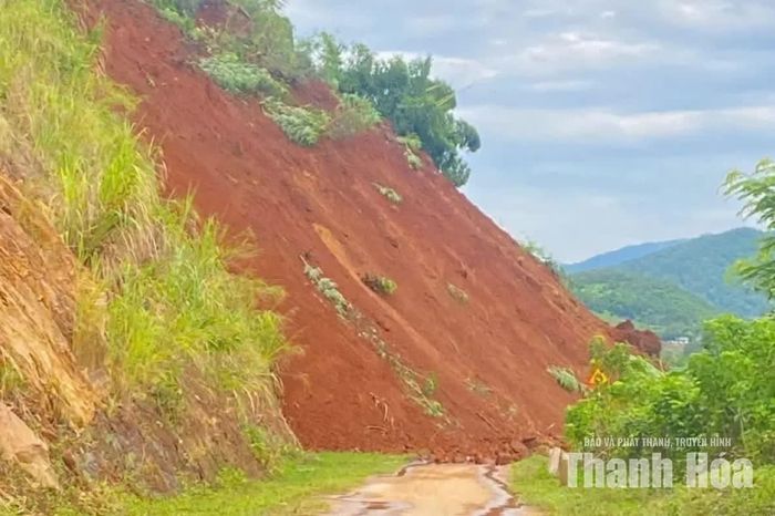Khối lượng lớn đất, đá từ taluy dương đứt gãy, sạt trượt xuống lòng đường.