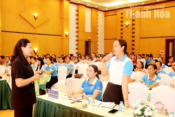 Giảng viên và học viên trao đổi, chia sẻ để làm rõ hơn nội dung chuyên đề.