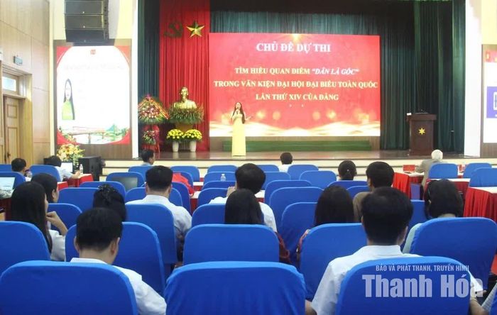 Thí sinh trình bày bài thi thuyết trình trong ngày thi thứ hai.