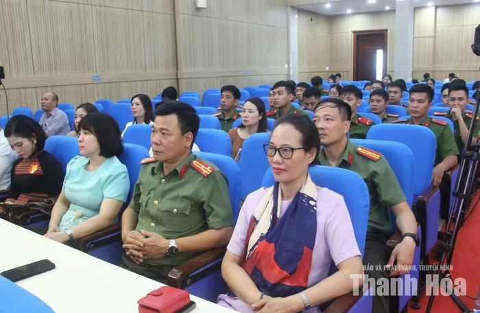 Các đại biểu theo dõi hội thi.