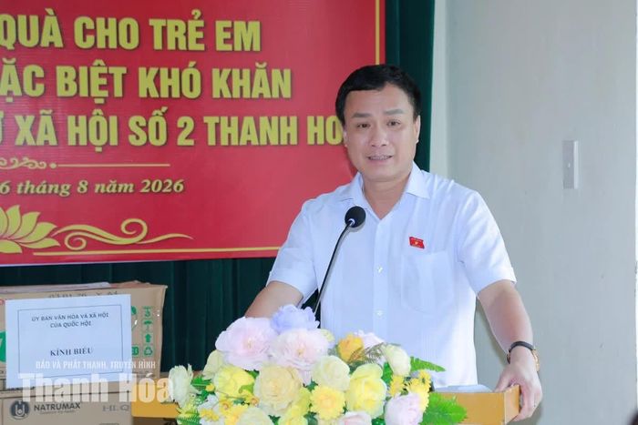 Phó Chủ nhiệm Ủy ban Văn hóa và Xã hội của Quốc hội Triệu Thế Hùng phát biểu với cán bộ, nhân viên và các đối tượng đang được chăm sóc tại Trung tâm Bảo trợ xã hội số 2.