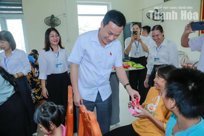 Phó Chủ nhiệm Ủy ban Văn hóa và Xã hội của Quốc hội Triệu Thế Hùng trao quà cho các đối tượng đang nuôi dưỡng tại Trung tâm Bảo trợ xã hội số 2.